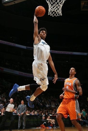 欧文突破助攻制胜球（欧文强突妙传造绝杀）