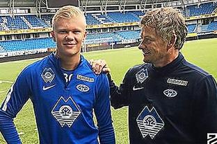 卡尔：我一直在提高右脚技术，能在17岁欧冠进球意义重大（卡尔：专注提升右脚能力，17岁欧冠破门意义非凡）