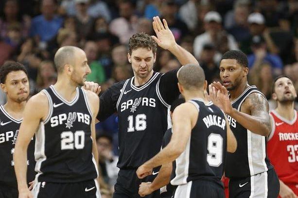 前队友：曾和马拉多纳开车出行，交警把我们拦住只为和他合影（前队友回忆：与马拉多纳同车出行，交警拦停只为合影）