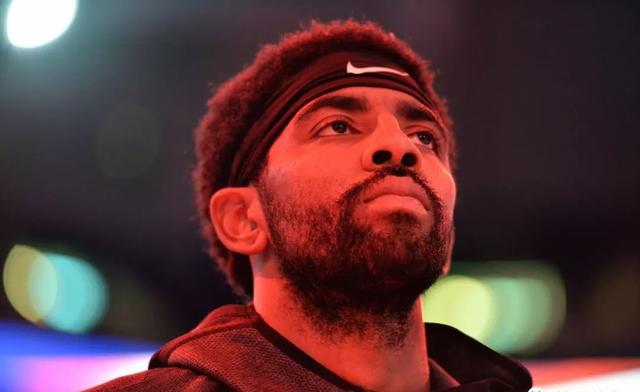 欧联比赛中一球员嘲讽对手鼻子形状，多名队友上前打抱不平（欧联赛场突发口角 球员讥讽对手鼻型 多名队友上前力挺）